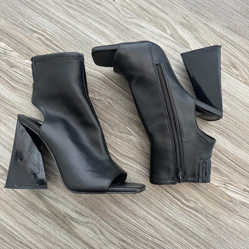 Steve Madden black leather booties with zipper detail and 4 inch heel #vintagebo